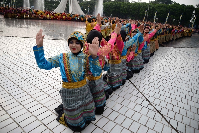 Saman dance from Aceh, Indonesia.