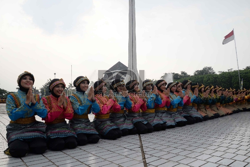  Sejumlah penari menarikan Tari Saman di pelataran Taman Mini Indonesia Indah (TMII), Jakarta Timur, Ahad (19/4). 