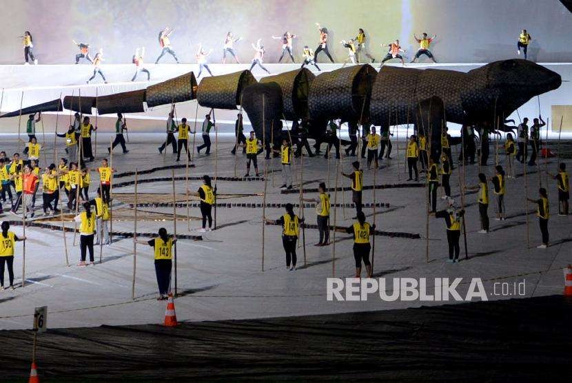 Sejumlah penari mengikuti sesi latihan persiapan upacara pembukaan Asian Para Games 2018 di Stadion Utama Gelora Bung Karno, Jakarta, Kamis (27/9) malam.