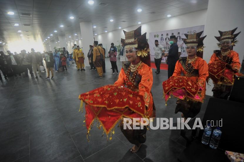 Sejumlah penari menyambut peserta MTQ Nasional dari Sulawesi Selatan dan Sulawesi Barat, di Terminal Kedatangan Bandara Internasional Minangkabau (BIM) Padangpariaman, Sumatera Barat, (ilustrasi).