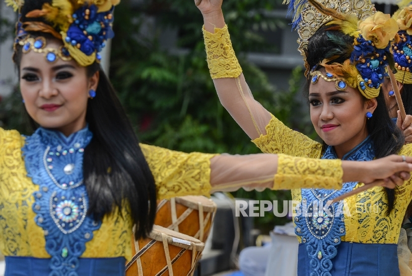 Sejumlah penari pada upacara pemberian medali cabang olahraga renang dalam perhelatan Pekan Paralimpik Nasional (Peparnas) yang diadakan di Kolam Renang Universitas Pendidikan Indonesia (UPI), Kota Bandung, Jawa Barat, Kamis (20/10).