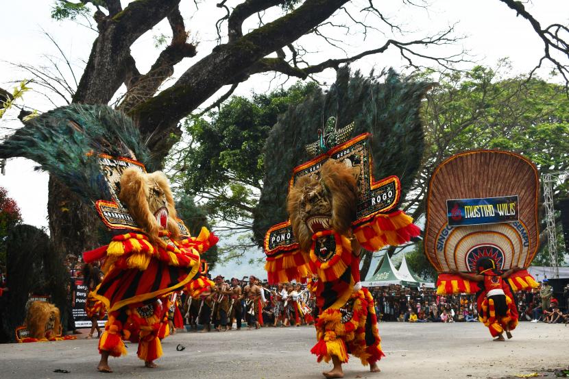 Sejumlah penari Reog Ponorogo tampil di kawasan wisata Telaga Ngebel, Ponorogo, Jawa Timur, Sabtu (30/7/2022). Penampilan seni Reog Ponorogo tersebut untuk menghibur wisatawan pada perayaan tahun baru dalam penanggalan Jawa 1 Sura bersamaan tahun baru Hijriyah 1 Muharam. 