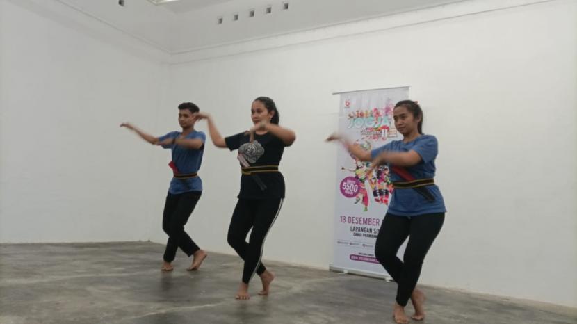 Sejumlah penari sedang berlatih untuk acara Jogja Menari II.