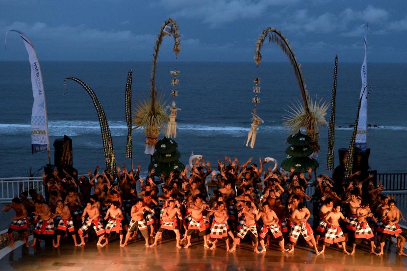 Sejumlah penari tampil saat pertunjukan perdana Tari Kecak Titi Situbanda di destinasi wisata Pantai Melasti, Badung, Bali (ilustrasi).  World Water Forum ke-10 di Bali akan dibuka di Pantai Melasti. 