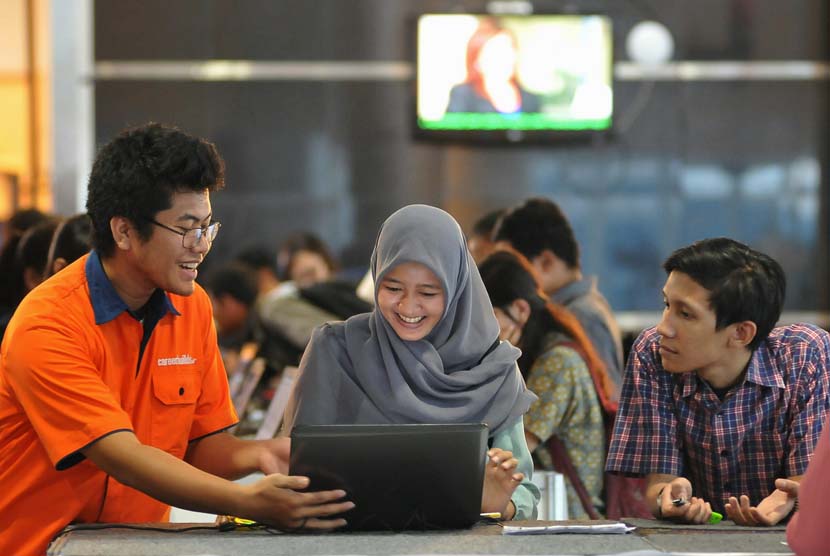 Sejumlah pencari kerja mencari informasi lowongan kerja di stand pameran bursa kerja (Job Fair) di Jakarta, Jumat (13/6). 