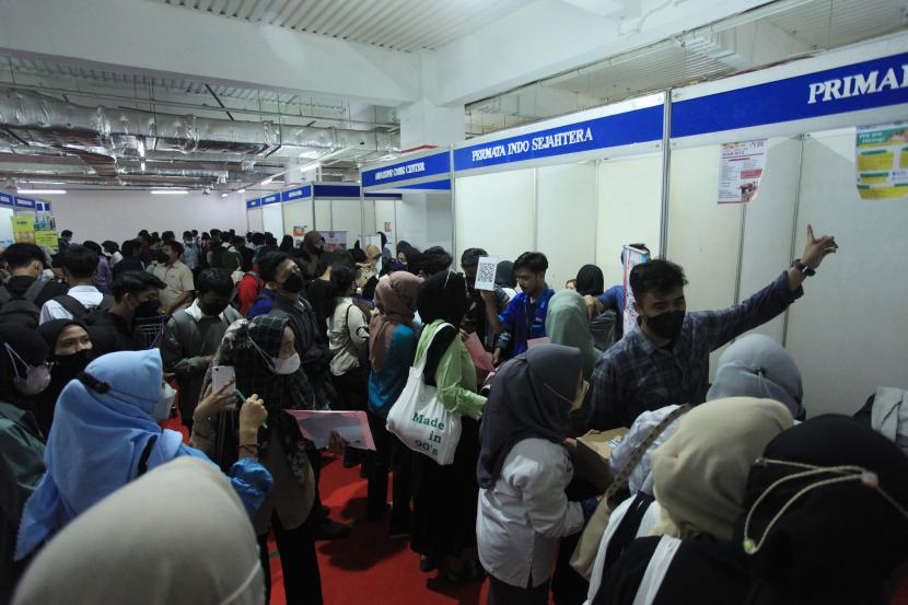 Sejumlah pencari kerja mencari informasi pekerjaan pada acara Jakarta Job Fair di Thamrin City, Jakarta Pusat, Selasa (9/8/2022). 