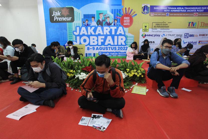 Sejumlah pencari kerja mencari informasi pekerjaan pada acara Jakarta Job Fair di Thamrin City, Jakarta, Selasa (9/8/2022). Bursa Kerja Pemkot Jaksel Sediakan 13 Ribu Lowongan Kerja