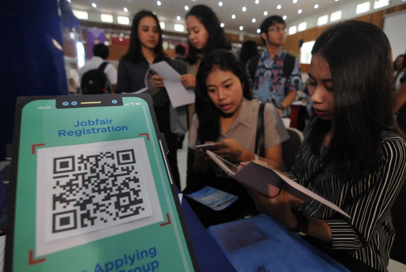 Sejumlah pencari kerja mendaftar lowongan kerja pada acara Job Fair 38 di Universitas Kristen Satya Wacana, Salatiga, Jawa Tengah, Kamis (14/2/2019).