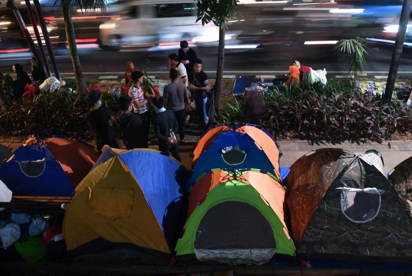 Sejumlah pencari suaka beraktivitas di dekat tenda yang didirikan di trotoar jalan Kebon Sirih, Jakarta, Rabu (10/7/2019).