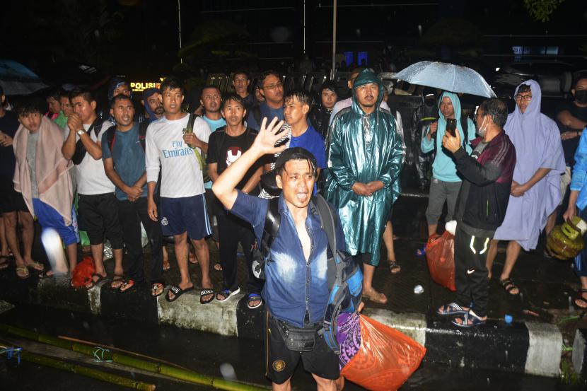 Sejumlah pencari suaka berusaha menghalangi petugas saat akan ditertibkan di depan kantor United Nations High Commissioner for Refugees (UNHCR) / Ilustrasi 