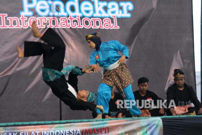 A couple of warriors demonstrate simulation of the battle at the International Gathering 2 event held by Pencak Silat Indonesia (MASPI), at Bandung City Hall, October 22, 2017.