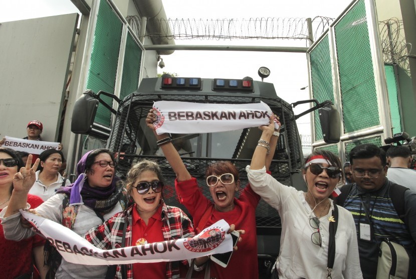 Sejumlah pendukung Gubernur DKI Jakarta Basuki Tjahaja Purnama atau Ahok melakukan aksi di depan Rutan Cipinang, Jakarta, Selasa (9/5). 