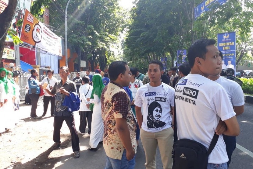 Sejumlah pendukung Khofifah Indar Parawansa-Emil Dardak mulai berbondong-bondong mendatangi Kantor Komisi Pemilihan Umum Daerah Jawa Timur, Rabu (10/1) 