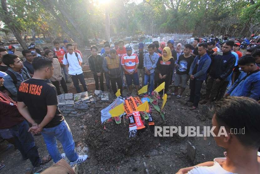 Sejumlah pendukung klub sepak bola Persija melakukan ziarah ke makam Haringga Sirila di Indramayu, Jawa Barat, Senin (24/9). 