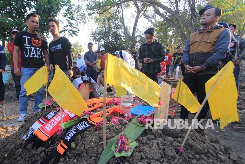 Sejumlah pendukung klub sepak bola Persija melakukan ziarah ke makam Haringga Sirila di Indramayu, Jawa Barat, Senin (24/9).