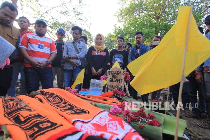 Sejumlah pendukung klub sepak bola Persija melakukan ziarah ke makam Haringga Sirila di Indramayu, Jawa Barat, Senin (24/9).