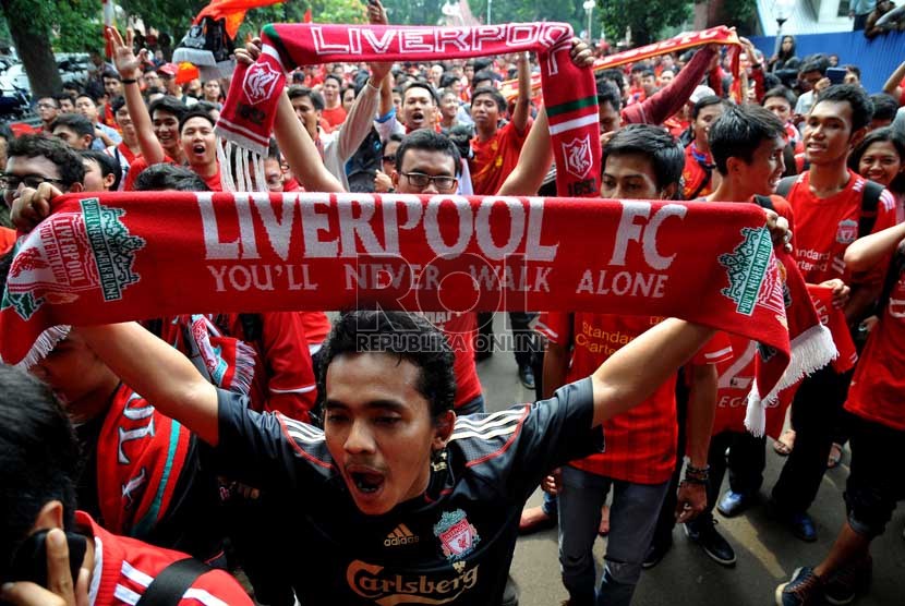  Sejumlah pendukung Liverpool menyambut kedatangan para pemain Liverpool saat tiba di Bandara Halim Perdana Kusuma, Jakarta Timur, Rabu (17/7).    (Republika/Prayogi)