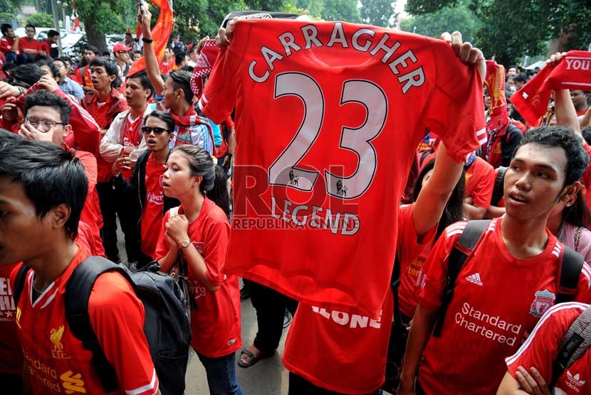  Sejumlah pendukung Liverpool menyambut kedatangan para pemain Liverpool saat tiba di Bandara Halim Perdana Kusuma, Jakarta Timur, Rabu (17/7).    (Republika/Prayogi)