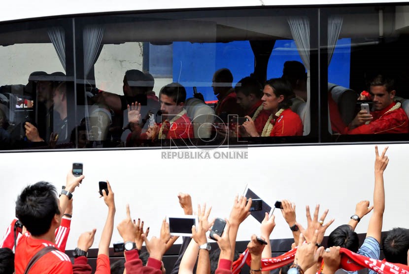  Sejumlah pendukung Liverpool menyambut kedatangan para pemain Liverpool saat tiba di Bandara Halim Perdana Kusuma, Jakarta Timur, Rabu (17/7).    (Republika/Prayogi)