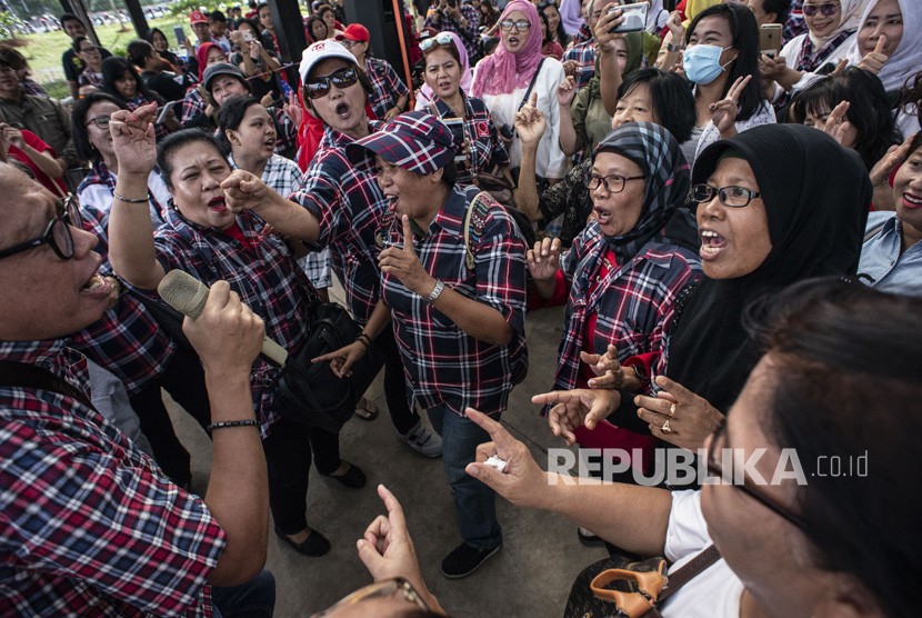 Sejumlah pendukung mantan Gubernur DKI Jakarta Basuki Tjahaja Purnama atau Ahok bernyanyi saat berkumpul di RPTRA Kalijodo, Jakarta, Kamis (24/1/2019).