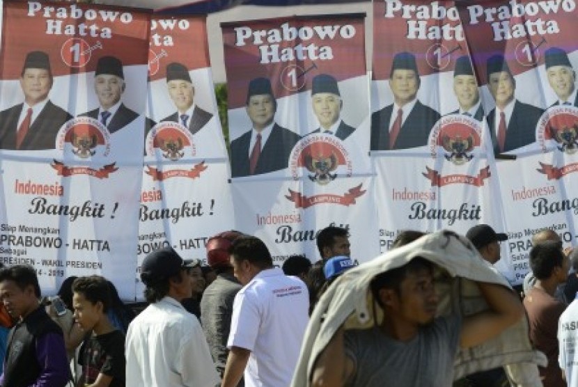 Sejumlah pendukung mengikuti kampanye Capres nomor urut satu Prabowo Subianto-Hatta Rajasa 