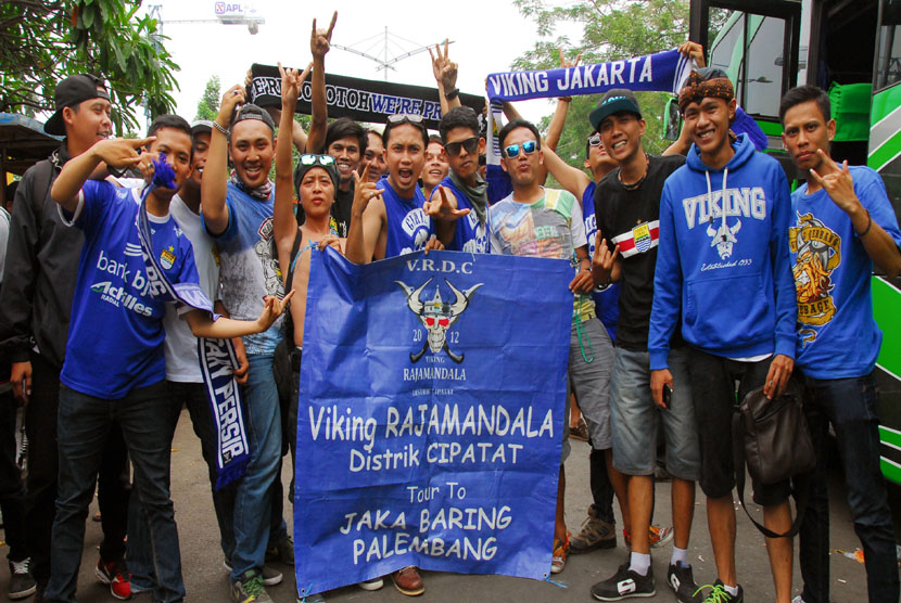 Sejumlah pendukung Persib bersiap menuju stadion Jakabaring untuk mengikuti pertandingan final Indonesia Super League antara Persib Bandung dan Persipura Jayapura, Bandung, Jawa Barat, Kamis (6/11).