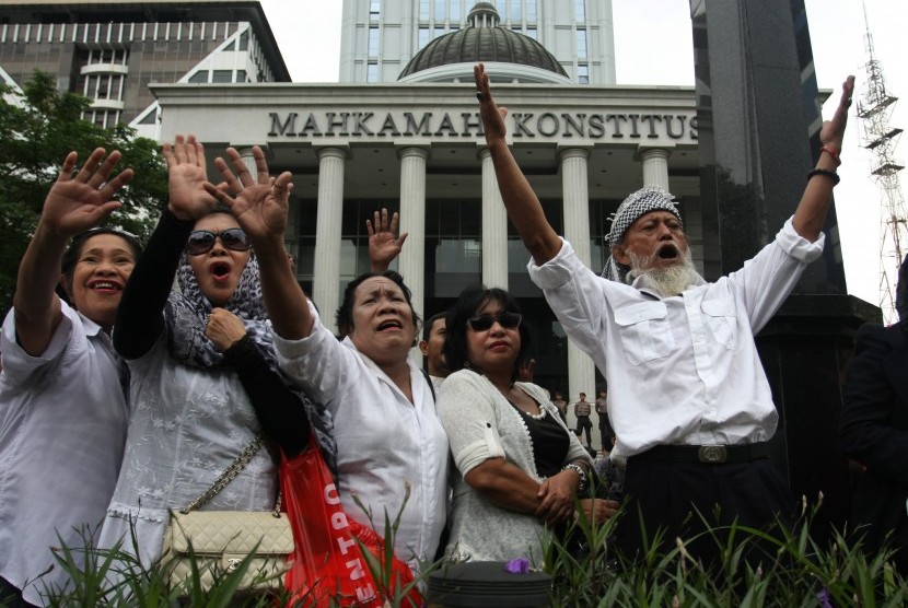 Sejumlah pendukung Prabowo Subianto dan Hatta Rajasa melakukan aksi unjuk rasa di depan Gedung MK, Jakarta, Jumat (25/7). 