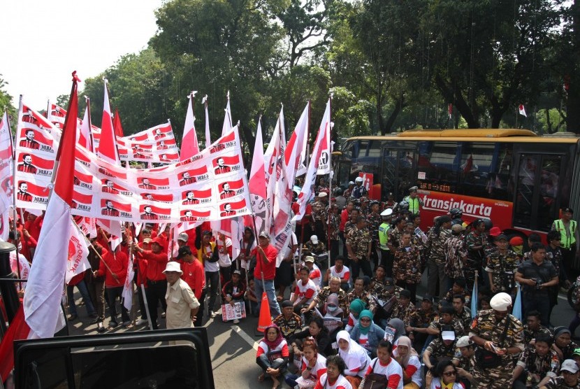 Sejumlah pendukung Prabowo Subianto dan Hatta Rajasa melakukan aksi unjuk rasa di depan Gedung MK, Jakarta, Selasa (19/8). 