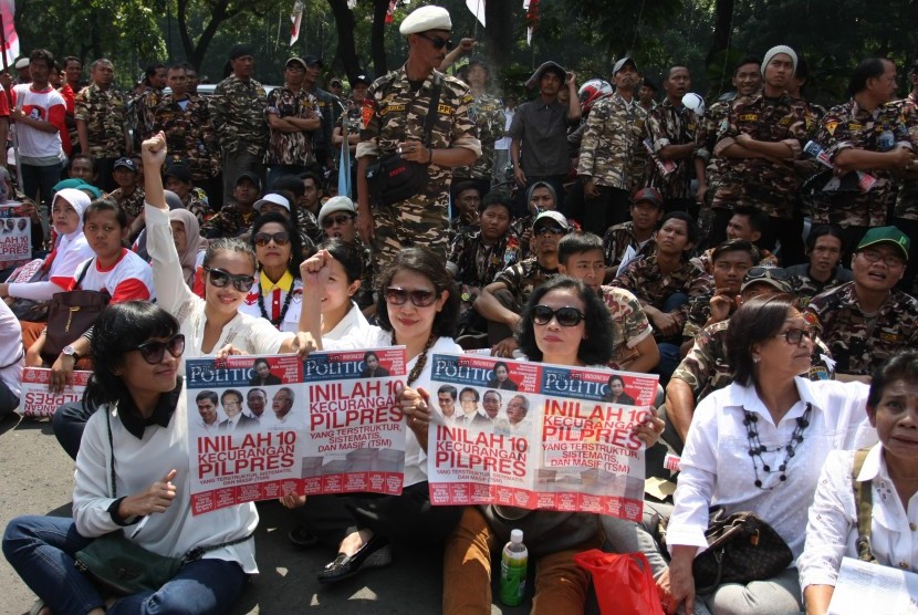 Sejumlah pendukung Prabowo Subianto dan Hatta Rajasa melakukan aksi unjuk rasa di depan Gedung MK, Jakarta, Selasa (19/8). Aksi tersebut dilakukan sebagai bentuk dukungan sidang putusan gugatan Pilpres 2014 pada hari Kamis (21/8) mendatang.