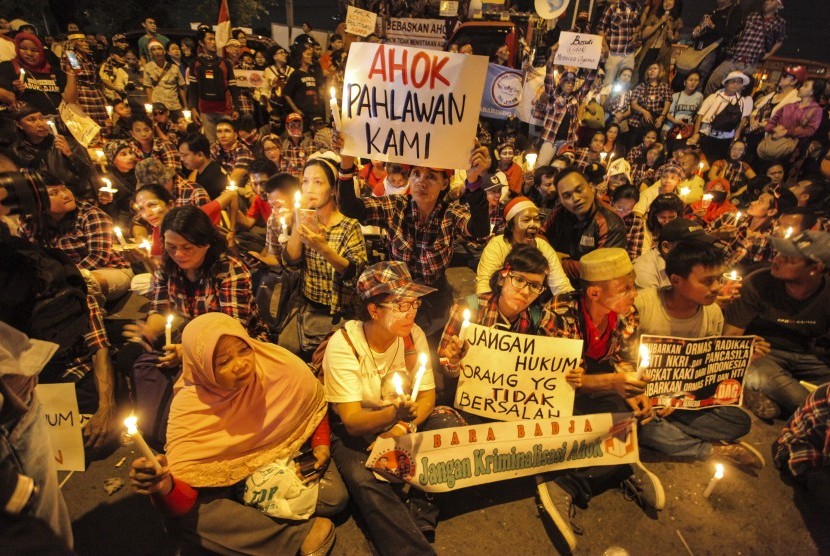 Sejumlah pendukung terpidana Basuki Tjahaja Purnama atau Ahok di depan Rutan Cipinang, Jakarta, Selasa (9/5). 