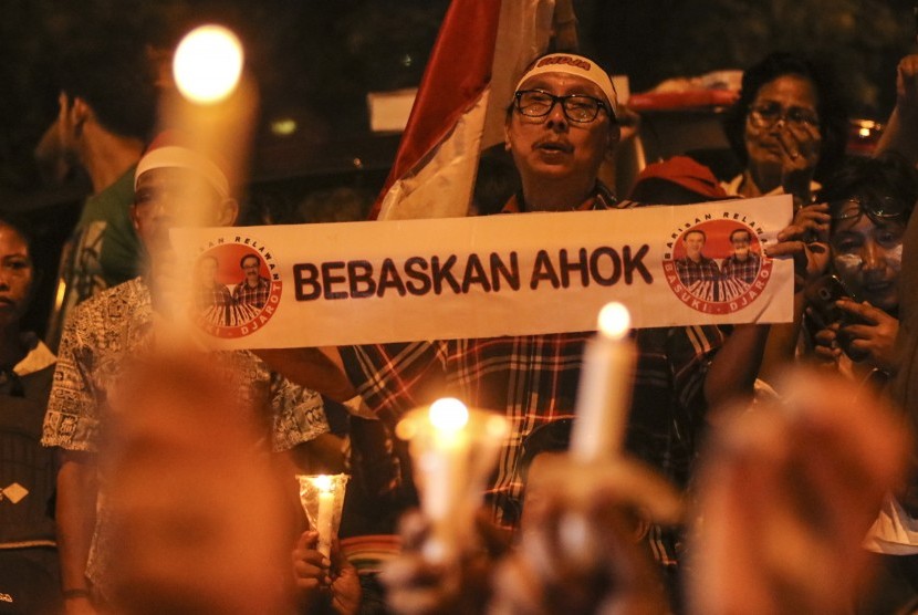  Supporter of the convicted blasphemy Basuki Tjahaja Purnama (Ahok) lit candles in front of Cipinang Correctional Institution, East Jakarta, Tuesday (May 9).
