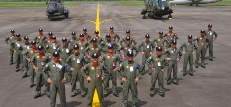 Sejumlah penerbang dari TNI AU dan Tentara Udara Diraja Malaysia (TUDM) berfoto bersama sebelum upacara pembukaan Latihan Bersama Elang Malaysia Indonesia (Malindo), di Lanud Supadio, Kalbar, Rabu (21/9). 