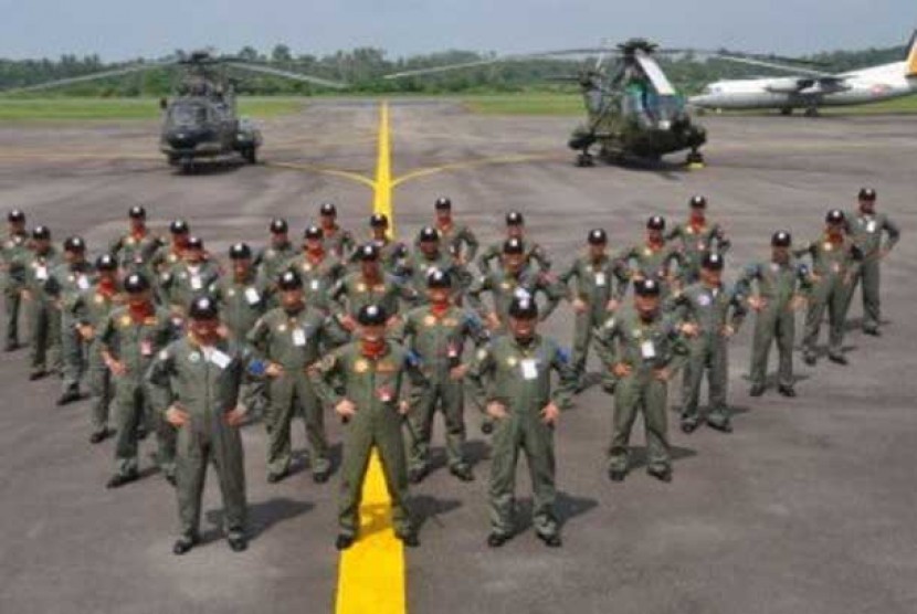 Sejumlah penerbang dari TNI AU dan Tentara Udara Diraja Malaysia (TUDM) berfoto bersama sebelum upacara pembukaan Latihan Bersama Elang Malaysia Indonesia (Malindo), di Lanud Supadio, Kalbar, Rabu (21/9). 
