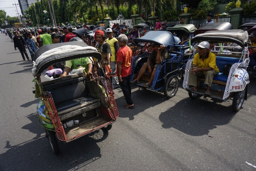 Sejumlah pengemudi becak motor (bentor) berkumpul di depan Balai Kota Yogyakarta, DI Yogyakarta, Rabu (22/2). 