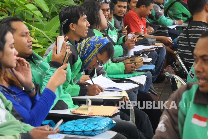  Sejumlah pengemudi Go-Jek mendaftar Kredit pemilikan rumah (KPR) subsidi di Bank BTN, Jakarta, Kamis (30/3). 