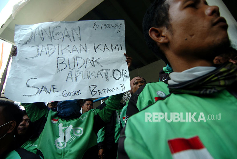 Sejumlah pengemudi ojek daring atau Go-JEK berunjuk rasa di depan DPRD Kota Tegal, Jawa Tengah, Kamis (19/4).