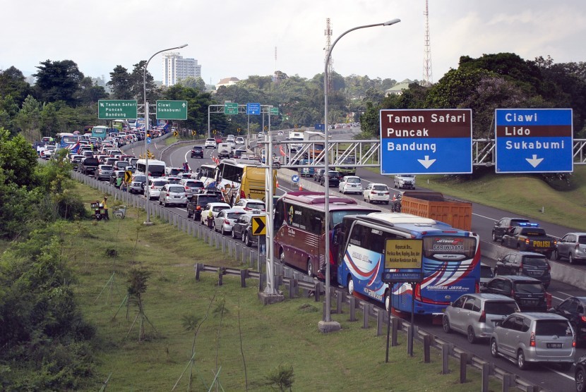Sejumlah pengendara kendaraan bergerak dalam antrean saat menuju jalur Puncak usai keluar di gerbang tol Ciawi di Kabupaten Bogor, Jawa Barat, Jumat (19/4/2019). 
