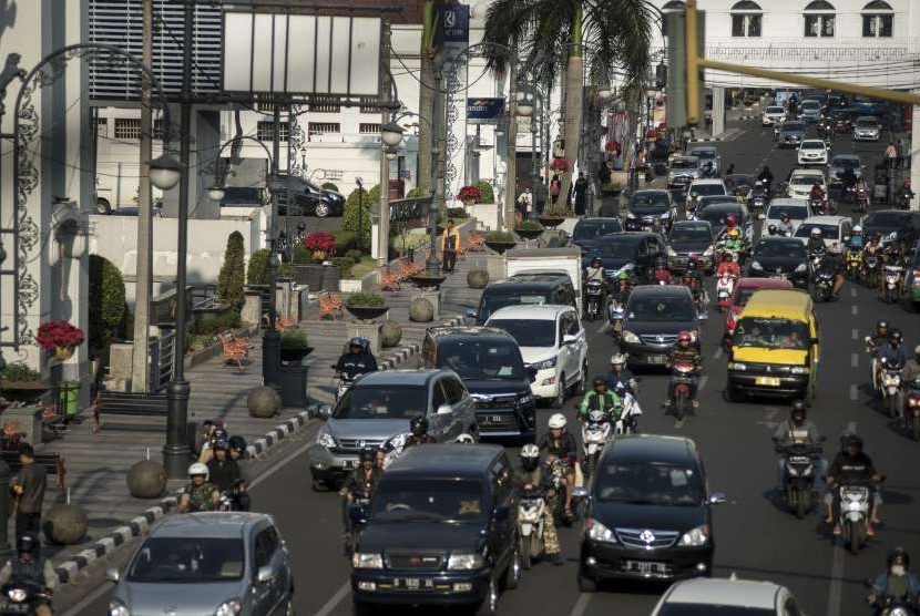 Sejumlah pengendara kendaraan bermotor melintas di Jalan Asia Afrika, Bandung, Jawa Barat, Jumat (28/9). 