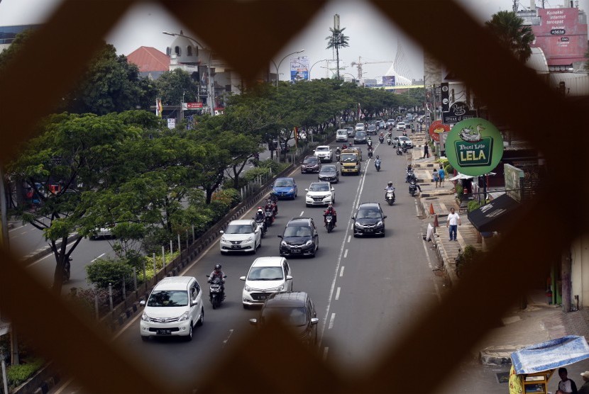 Sejumlah pengendara kendaraan bermotor melintas di jalan Margonda Raya, Depok, Jawa Barat, Jumat (19/04/2019).