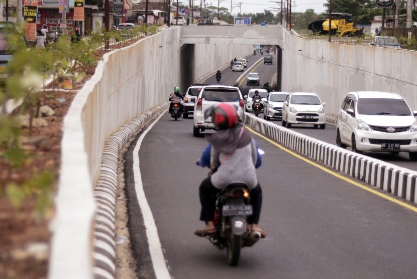 Sejumlah pengendara kendaraan bermotor melintas di ruas underpass Zainal Abidin Pagaralam saat diujicoba di Bandar Lampung, Lampung. 