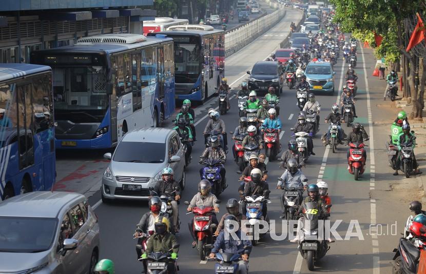Sejumlah pengendara kendaraan memadati Jalan Mampang Prapatan di Jakarta, Senin (8/6/2020). Pada pekan pertama penerapan Pembatasan Sosial Berskala Besar (PSBB) transisi dan hari pertama dimulainya kembali aktivitas perkantoran, arus lalu lintas di sejumlah jalan di DKI Jakarta terpantau padat hingga terjadi kemacetan.