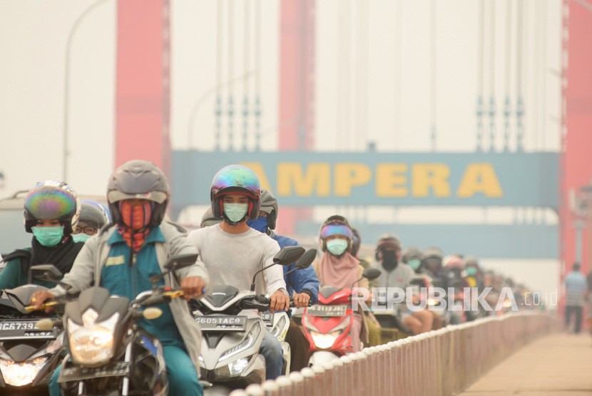 Sejumlah pengendara melintas di atas jembatan Ampera di Palembang, Sumatera Selatan.