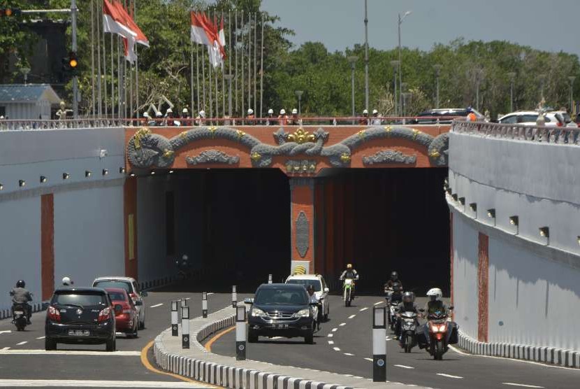 Sejumlah pengendara melintas di ruas Underpass Simpang Tugu Ngurah Rai, saat uji coba di Badung, Bali, Senin (10/9).