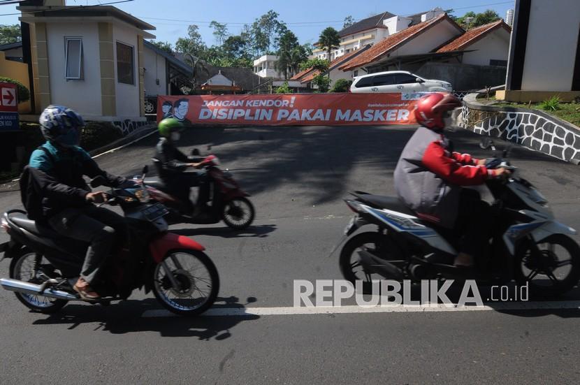 Sejumlah pengendara melintas di salah satu jalan di Salatiga, Jawa Tengah. 