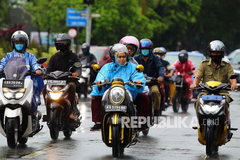 Sejumlah pengendara melintasi jalanan basah usai hujan reda di Pontianak, Kalimantan Barat, Senin (26/4/2021). Cuaca Hari Ini: Kaltim Diprakirakan Dilanda Hujan Petir Selasa-Rabu