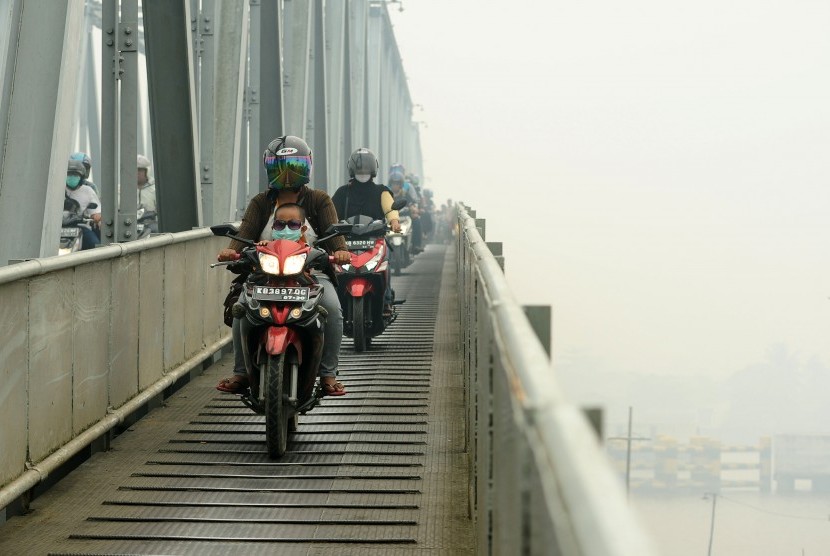 Sejumlah pengendara melintasi Jembatan Kapuas yang diselimuti kabut asap di Pontianak, Kalbar, Rabu (16/9).