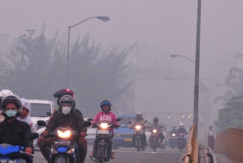 Sejumlah pengendara melintasi Jembatan Siak saat asap pekat menyelimuti Kota Pekanbaru, Riau, Senin (7/9).