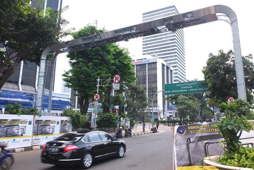 Sejumlah pengendara melintasi proyek pembuatan Electronic Road Prising (ERP) di Jalan Jendral Sudirman, Jakarta Pusat, Jumat (4/7).(Republika/Rakhmawaty La'lang).