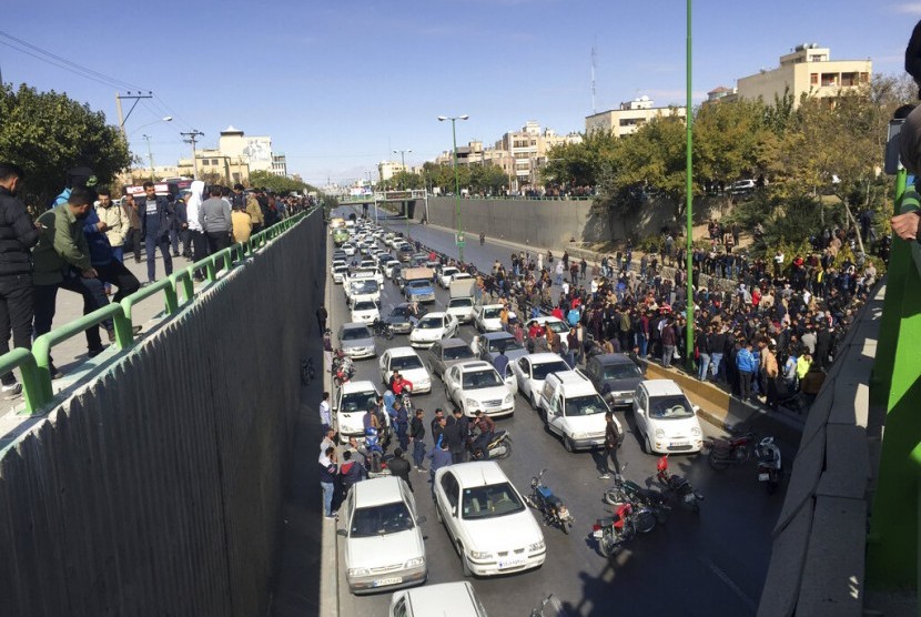 Sejumlah pengendara memarkir kendaraan mereka di tengah jalan sebagai bentuk protes kenaikan harga BBM di Isfahan, Iran, Sabtu (16/11).