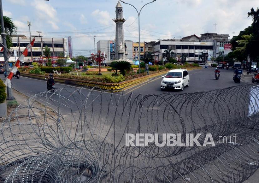 Sejumlah pengendara memutar balik kendaraannya saat hendak melintas di Jalan Kota Raja-Raden Intan yang dipasang kawat berduri oleh petugas di Bandar Lampung, Lampung (ilustrasi) 